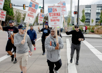 Striking Boeing workers and their supporters picket outside the Boeing Co. manufacturing facility in Renton, Washington on September 16, 202. ©AFP