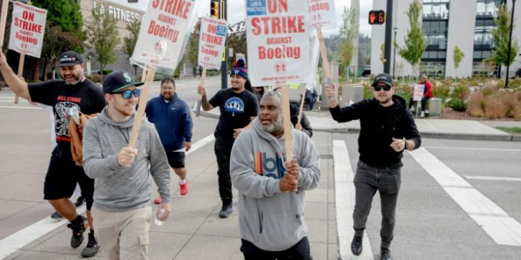 Striking Boeing workers and their supporters picket outside the Boeing Co. manufacturing facility in Renton, Washington on September 16, 202. ©AFP