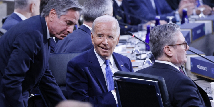 US President Joe Biden speaks with US Secretary of State Antony Blinken during the NATO summit in Washington in July 2024  / ©AFP