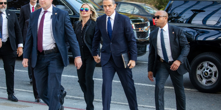 Hunter Biden arrived at the Los Angeles court early Thursday where his lawyers said he was prepared to offer a guilty plea in his tax evasion trial / ©AFP