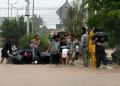 Mexican police and members of the National Guard help residents of Acapulco after Hurricane John caused major flooding. ©AFP