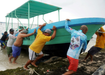 People secure their boats ahead of the arrival of Hurricane Helene in Cancun, Quintana Roo state, Mexico . ©AFP