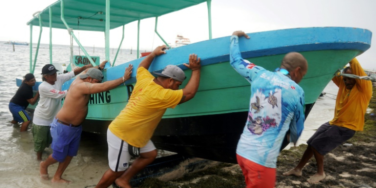 People secure their boats ahead of the arrival of Hurricane Helene in Cancun, Quintana Roo state, Mexico . ©AFP