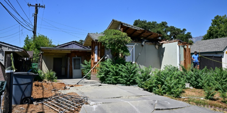 A one-bedroom, one-bath bungalow is up for sale for almost half-a-million US dollars in Monrovia, California after it was crushed by a giant pine tree. ©AFP