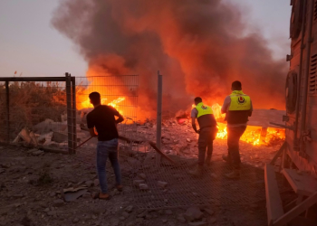 Rescuers rush to the scene of an Israeli airstrike that targeted the southern Lebanese village of Abbasiyeh on September 24, 2024. ©AFP