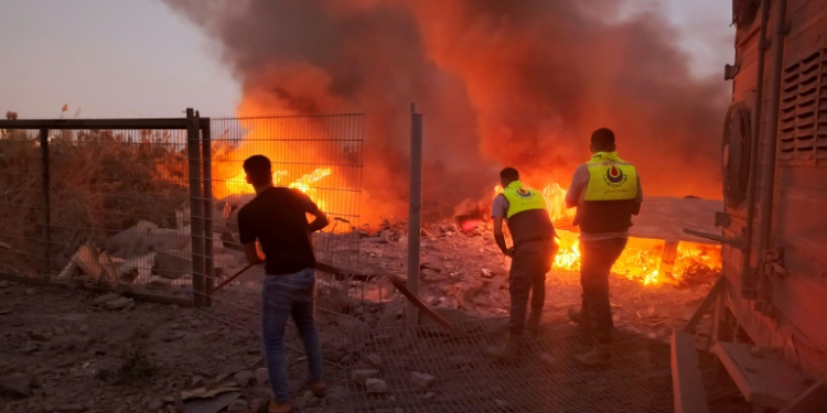 Rescuers rush to the scene of an Israeli airstrike that targeted the southern Lebanese village of Abbasiyeh on September 24, 2024. ©AFP