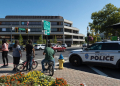 People watch as Springfield Police Department officers investigate the Springfield City Hall after bomb threats / ©AFP