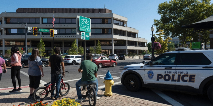 People watch as Springfield Police Department officers investigate the Springfield City Hall after bomb threats / ©AFP