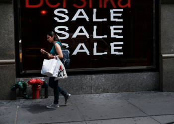 Forecast-beating US retail sales data helped to temper worries about the world's number one economy. ©AFP