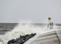 People stand on the shoreline ahead of the arrival of Hurricane Helene in Alligator Point, Florida. ©AFP