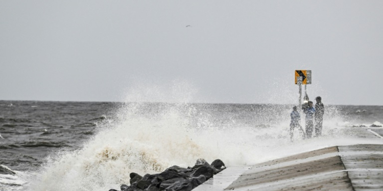 People stand on the shoreline ahead of the arrival of Hurricane Helene in Alligator Point, Florida. ©AFP