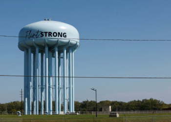 The water tower in the city of Flint, Michigan, where the 2014 water crisis lingers. ©AFP