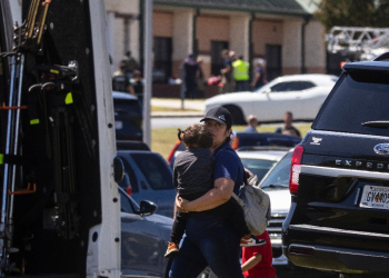 Parents arrive to pick up their children after the shooting took place at Apalachee High School in Winder, Georgia / ©AFP