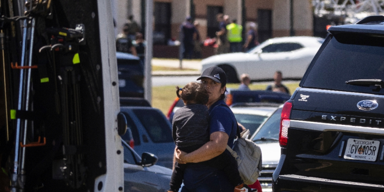 Parents arrive to pick up their children after the shooting took place at Apalachee High School in Winder, Georgia / ©AFP