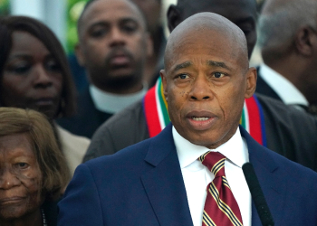 New York City Mayor Eric Adams talks to the press outside  Gracie Mansion, the official residence of the mayor of New York City, on September 26, 2024, after he was indicted on federal criminal charges / ©AFP