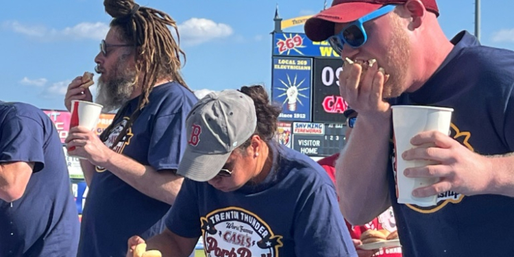 Competitors take part in a pork roll competitive eating contest in Trenton, New Jersy. ©AFP