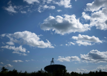 If intelligent life exists beyond Earth, there's a good chance the teams analyzing the data from the Green Bank Telescope will be the first to know . ©AFP