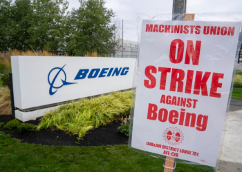 Workers have been picketing 24 hours a day outside Boeing factories in the Seattle area since late last  week. ©AFP