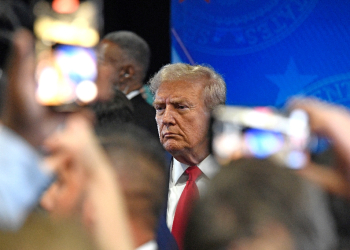 Minutes after the US presidential debate, Donald Trump made a suprise appearance in the 'spin room,' where the candidates' spokespeople and supporters usually hurry to distribute talking points to journalists / ©AFP