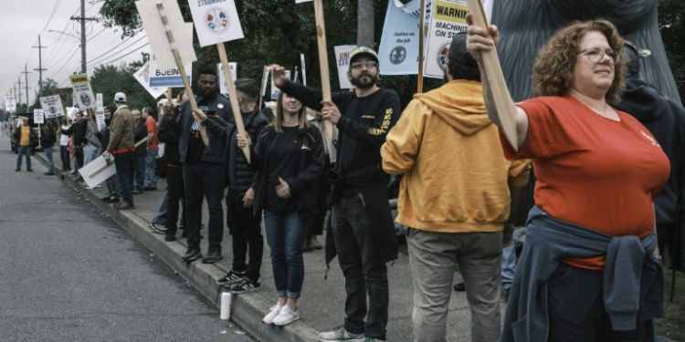 Striking Boeing workers hold rally at the Boeing Portland Facility on September 19, 2024. ©AFP