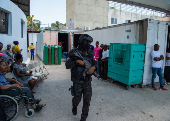 A police officer patrols during a visit of Haitian Prime Minister Garry Conille at Hospital Bernard Mevs in Port-au-Prince, Haiti on August 28, 2024 . ©AFP