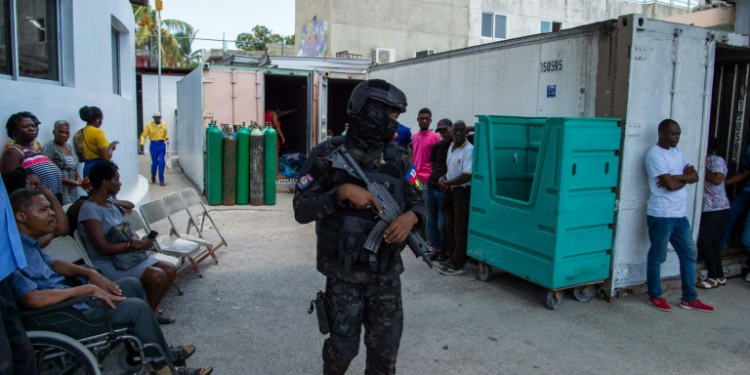 A police officer patrols during a visit of Haitian Prime Minister Garry Conille at Hospital Bernard Mevs in Port-au-Prince, Haiti on August 28, 2024 . ©AFP