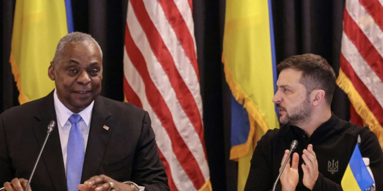 US Secretary of Defence Lloyd Austin (L) and Ukraine's President Volodymyr Zelensky attend a meeting of Kyiv's supporters on September 6, 2024 at the US air base in Ramstein, Germany. ©AFP