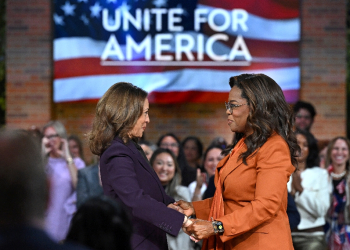 US Vice President and Democratic presidential candidate Kamala Harris (L) joins US television producer Oprah Winfrey at a 'Unite for America' live streaming rally in Farmington Hills, Michigan, on September 19, 2024 / ©AFP