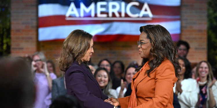 US Vice President and Democratic presidential candidate Kamala Harris (L) joins US television producer Oprah Winfrey at a 'Unite for America' live streaming rally in Farmington Hills, Michigan, on September 19, 2024 / ©AFP