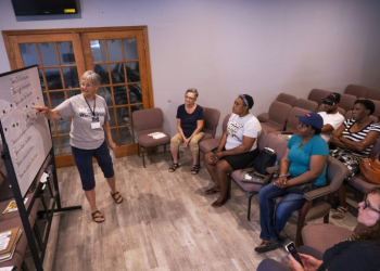 Volunteer teacher Hope Kaufman leads Haitian students during an English language class at the Haitian Community Help and Support Center in Springfield, Ohio. ©AFP