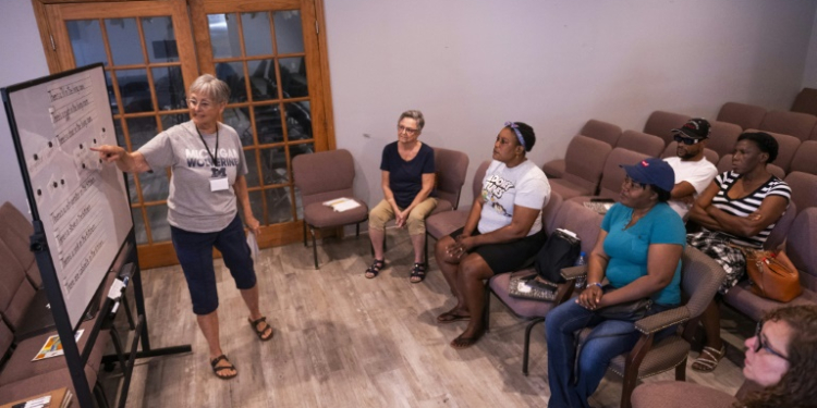 Volunteer teacher Hope Kaufman leads Haitian students during an English language class at the Haitian Community Help and Support Center in Springfield, Ohio. ©AFP