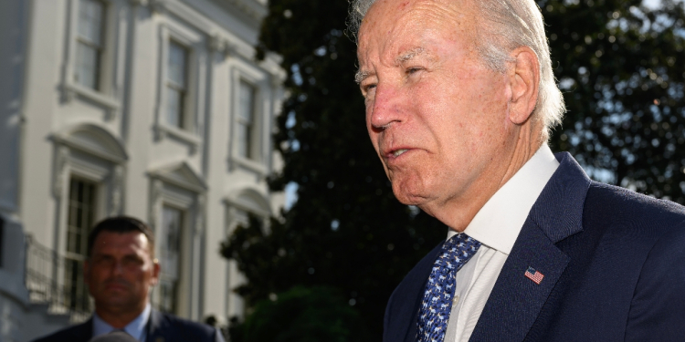 US President Joe Biden speaks with reporters after returning to the White House on September 2, 2024 / ©AFP