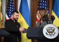 US Vice President and Democratic presidential candidate Kamala Harris (R) and Ukraine's President Volodymyr Zelensky shake hands after speaking to the press on September 26, 2024  / ©AFP