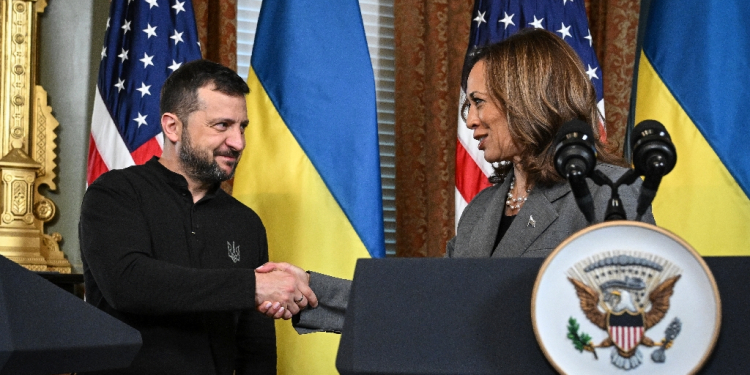 US Vice President and Democratic presidential candidate Kamala Harris (R) and Ukraine's President Volodymyr Zelensky shake hands after speaking to the press on September 26, 2024  / ©AFP