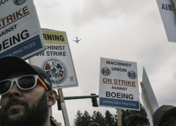 Boeing says that ending a strike involving tens of thousands of Seattle-area workers is a 'top priority'. ©AFP