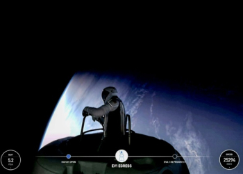 This still image taken from a SpaceX and Polaris broadcast on September 12, 2024, shows US fintech billionaire Jared Isaacman (EV1) peeking out to space from a hatch structure called "Skywalker", during the first private spacewalk . ©AFP