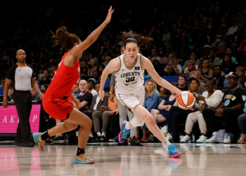 Breanna Stewart (R) of the New York Liberty has helped the team into the WNBA playoffs amid a surge in interest in women's basketball. ©AFP