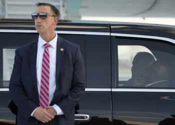 A Secret Service agent stands guard outside President Joe Biden's motorcade in Las Vegas, Nevada / ©AFP