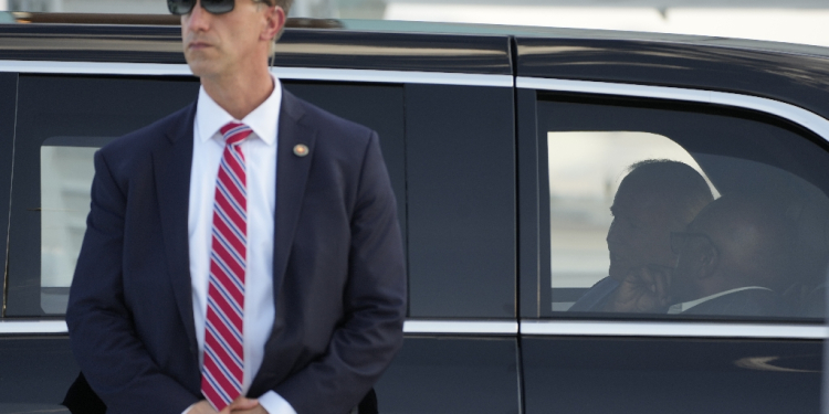 A Secret Service agent stands guard outside President Joe Biden's motorcade in Las Vegas, Nevada / ©AFP