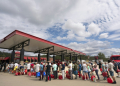 People wait in line for gasoline in the aftermath of Hurricane Helene on September 29, 2024 in Fletcher, North Carolina. ©AFP