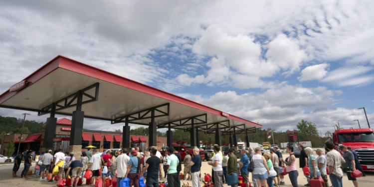 People wait in line for gasoline in the aftermath of Hurricane Helene on September 29, 2024 in Fletcher, North Carolina. ©AFP