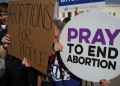 An anti-abortion activist and an abortion rights advocate during a rally outside the Supreme Court / ©AFP