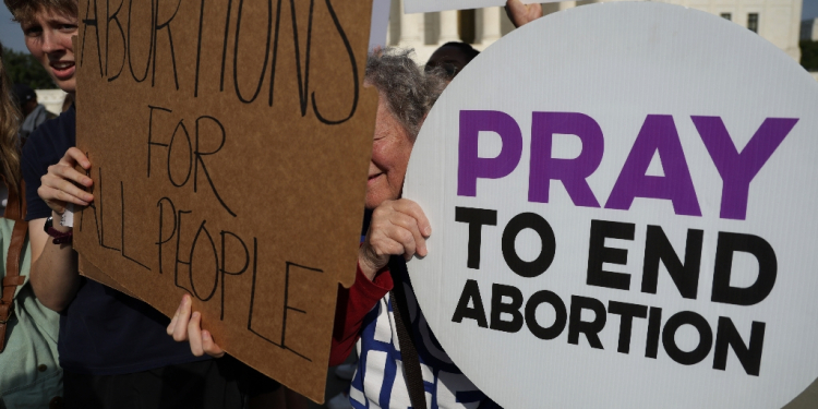 An anti-abortion activist and an abortion rights advocate during a rally outside the Supreme Court / ©AFP