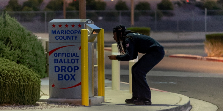 Almost 100,000 people in Arizona have not provided proof of citizenship, and should not be allowed to vote in local polls, election officials say, the majority of them older Republicans / ©AFP