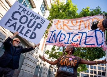 Protesters outside the Washington courthouse during a hearing in former president Donald Trump's election interference case / ©AFP