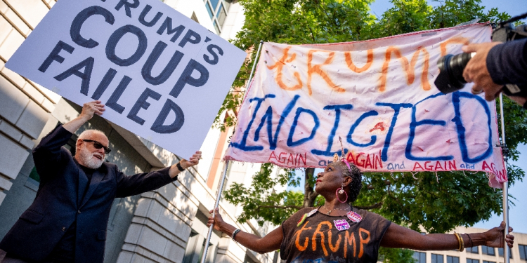 Protesters outside the Washington courthouse during a hearing in former president Donald Trump's election interference case / ©AFP