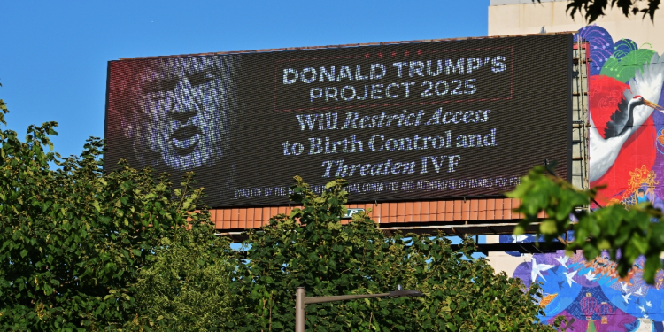 The Democratic National Committee sponsors a billboard on September 9, 2024, in Philadelphia, Pennsylvania / ©AFP