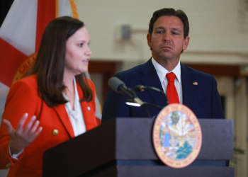 Florida Governor Ron DeSantis listens as state Attorney General Ashley Moody speaks about the prospect of state criminal charges being filed against the man suspected of attempting to assassinate former US president Donald Trump / ©AFP