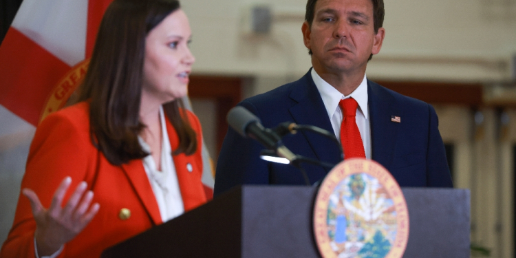 Florida Governor Ron DeSantis listens as state Attorney General Ashley Moody speaks about the prospect of state criminal charges being filed against the man suspected of attempting to assassinate former US president Donald Trump / ©AFP