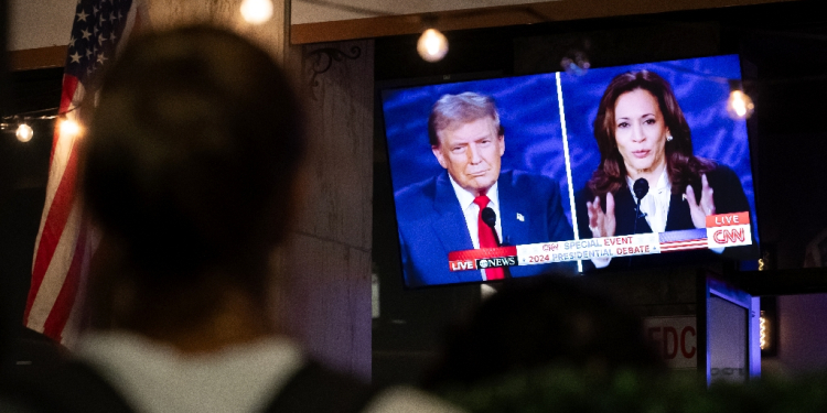 A screen displaying the US Presidential debate between Vice President and Democratic presidential candidate Kamala Harris and former US President and Republican presidential candidate Donald Trump  / ©AFP